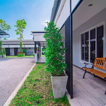Oyo 533 Runya Poolvilla プラチュワップキーリーカン エクステリア 写真