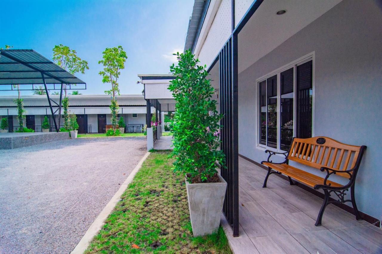 Oyo 533 Runya Poolvilla プラチュワップキーリーカン エクステリア 写真