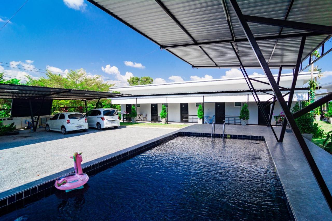 Oyo 533 Runya Poolvilla プラチュワップキーリーカン エクステリア 写真