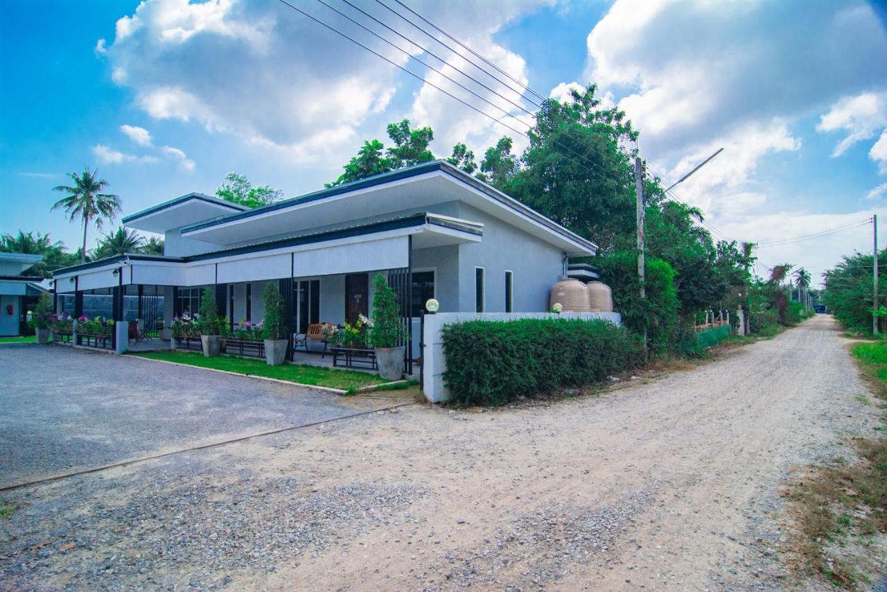 Oyo 533 Runya Poolvilla プラチュワップキーリーカン エクステリア 写真