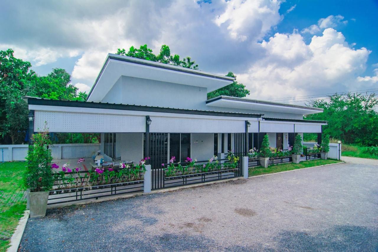 Oyo 533 Runya Poolvilla プラチュワップキーリーカン エクステリア 写真