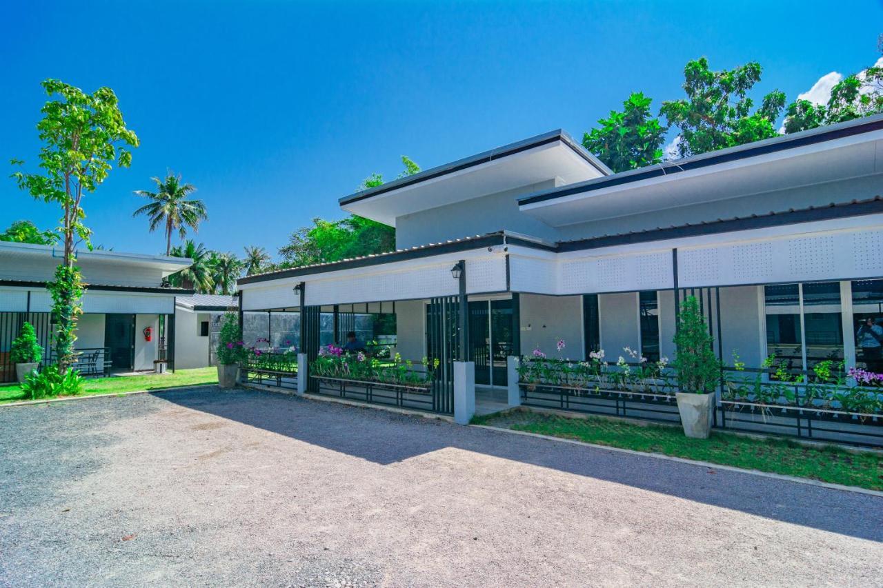Oyo 533 Runya Poolvilla プラチュワップキーリーカン エクステリア 写真