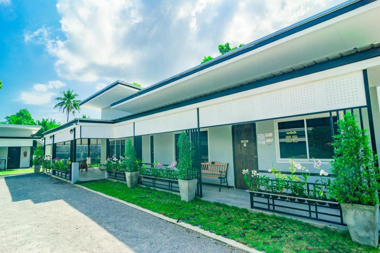 Oyo 533 Runya Poolvilla プラチュワップキーリーカン エクステリア 写真